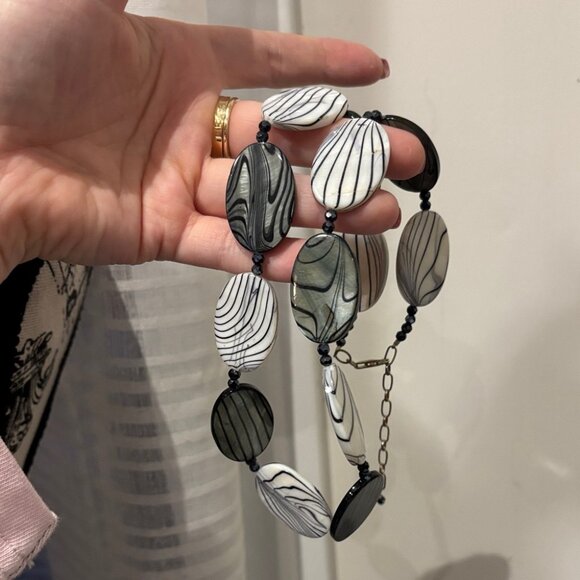 Vintage Pearlescent Black and White Beaded Necklace with 925 Lobster Clasp - Picture 6 of 7